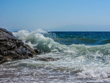 Masmavi deniz ve Türkiye'nin sahil, yüksek dalgalar