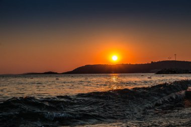 Günbatımı ve plajda Türk denizin dalgaları