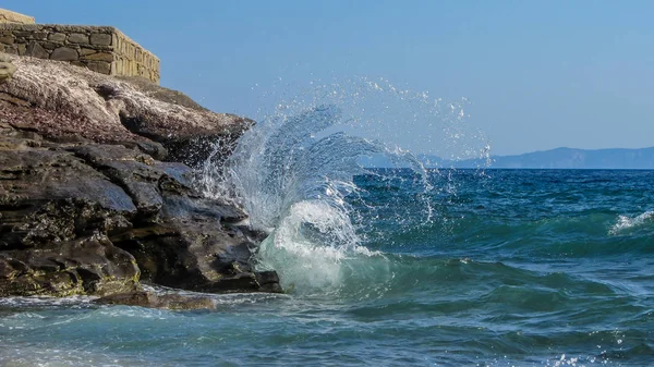 Masmavi deniz ve Türkiye'nin sahil, yüksek dalgalar