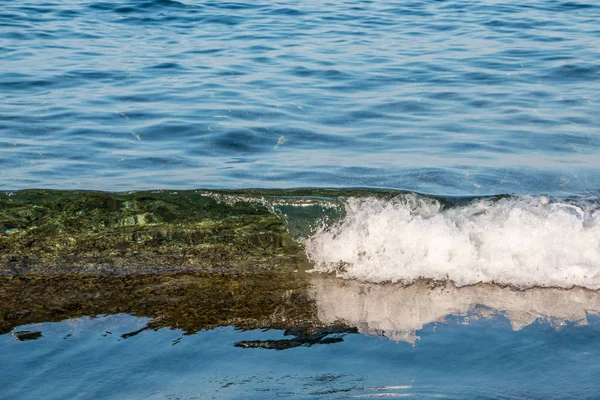 Havet och vågorna vid kusten av Turkiet — Stockfoto