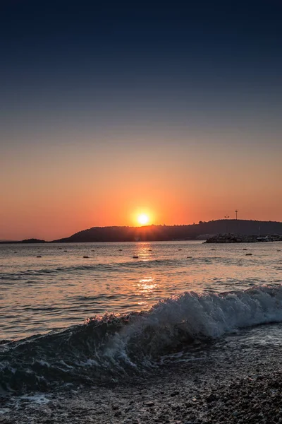 Günbatımı ve plajda Türk denizin dalgaları