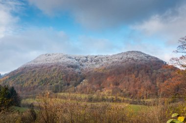 Hills ağaçlar ormanlar ve mavi gökyüzü