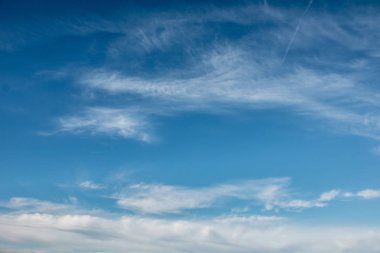 Beyaz bulutlar ve derin mavi gökyüzü