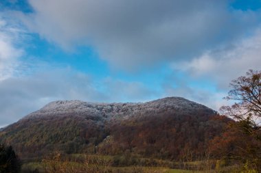 Hills ağaçlar ormanlar ve mavi gökyüzü