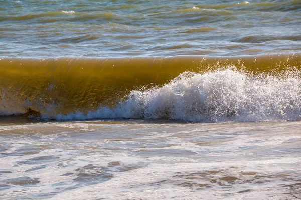 Kleine Wellen am Strand von Spanien — Stockfoto