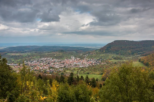 Tepeler, ağaçlar, orman, köy ve mavi gökyüzü