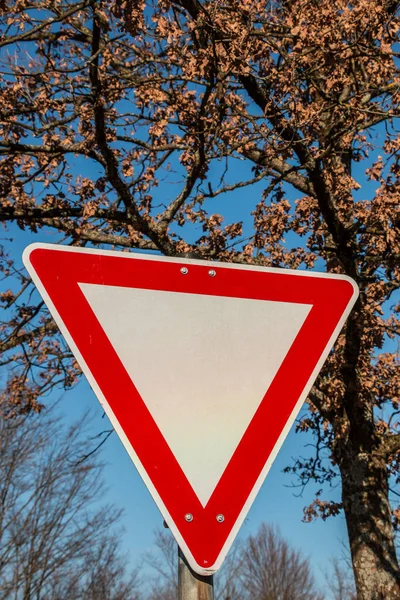 Yol hakkı gözlemlemek için trafik işaretleri — Stok fotoğraf