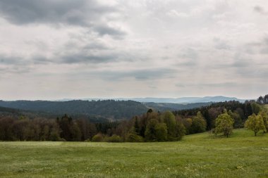 Küçük tepeler, yeşil alanları, yeşil çayırlar ve yeşil ormanlar