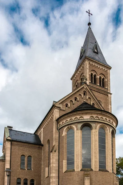 Eglise avec clocher élevé et croix sur le dessus — Photo