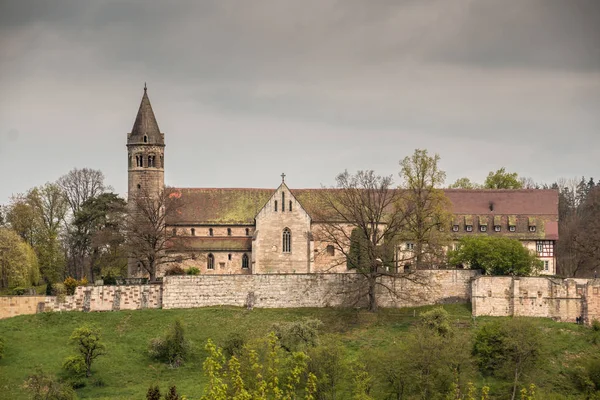 Gamla medeltida cloisteren med stora väggar runt — Stockfoto