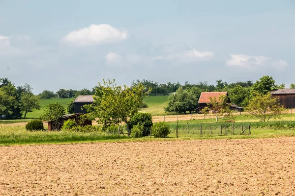 Grote bruine velden met vruchtbare grond en boerderijen — Stockfoto