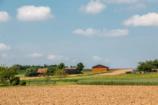 Grote bruine velden met vruchtbare grond en boerderijen — Stockfoto