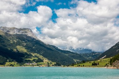 Dağlar, yeşil alanlar, çayırlar ve yakınındaki ormanlarla lak