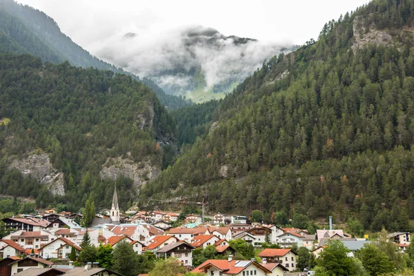 Pequeño pueblo en las montañas de Austria —  Fotos de Stock