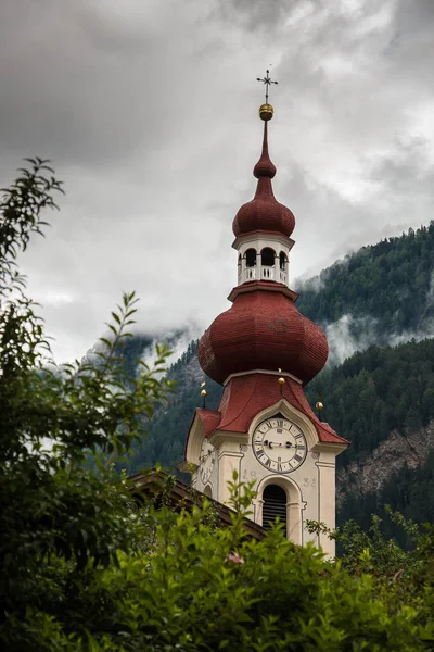 Gereja kecil di pegunungan Austria — Stok Foto