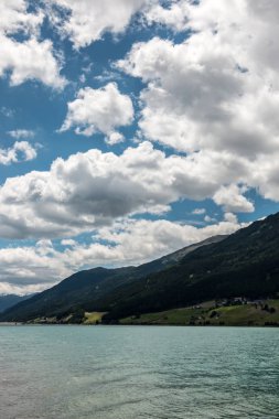 Dağlar, yeşil alanlar, çayırlar ve yakınındaki ormanlarla lak