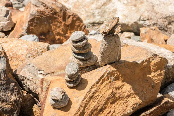 Маленькие каменные башни, построенные на скале — стоковое фото