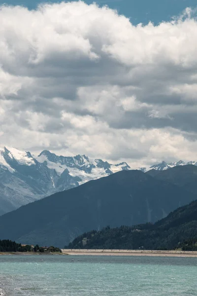 Hory, zelené louky, luk a lesů poblíž lak — Stock fotografie