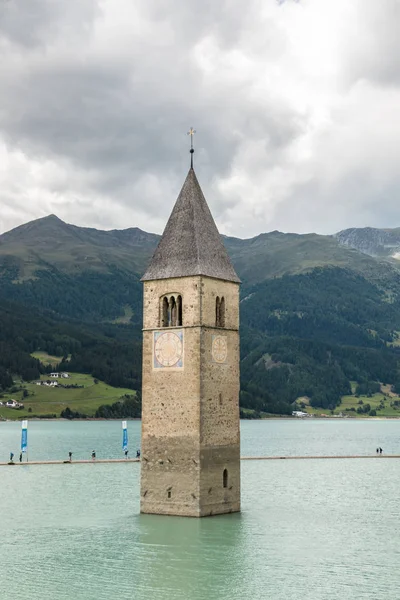 Solitario campanario en medio del lago —  Fotos de Stock