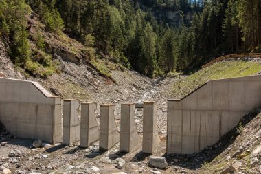 Mel ile gelir kayalar ve ağaçlar korunma olarak büyük duvarlar