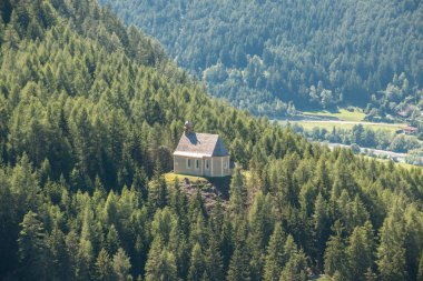 Dağdaki ormanın ortasında yalnız küçük Şapel