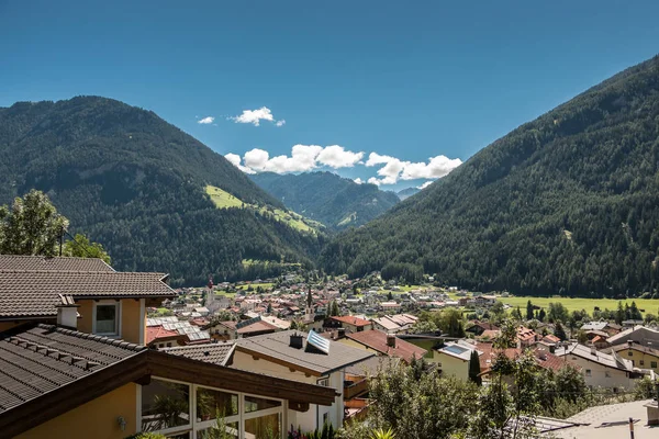 El pueblo en las montañas con campos verdes, prados y frente —  Fotos de Stock