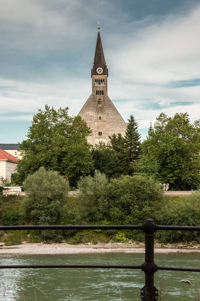 Antigua iglesia con árboles verdes y hierba verde cerca del río —  Fotos de Stock