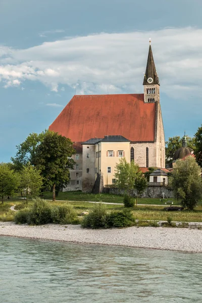 Régi templom, a zöld fák és a zöld fű, közel a folyó — Stock Fotó