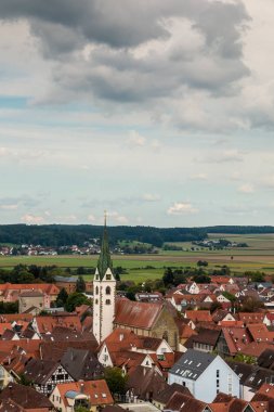 Kuşbakışı ülkede kilise ile küçük bir köyden