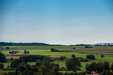 Yeşil alanları, yeşil çayırlar, karanlık ormanlar ve mavi gökyüzü