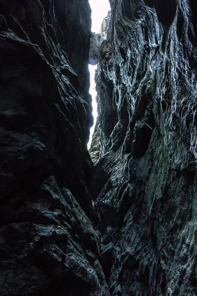 Огромные черные скалы и темный глубокий каньон — стоковое фото