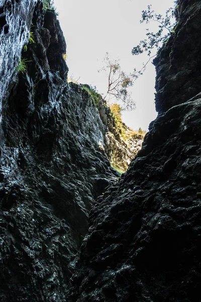 Huge black rocks and a dark deep canyon — Stock Photo, Image