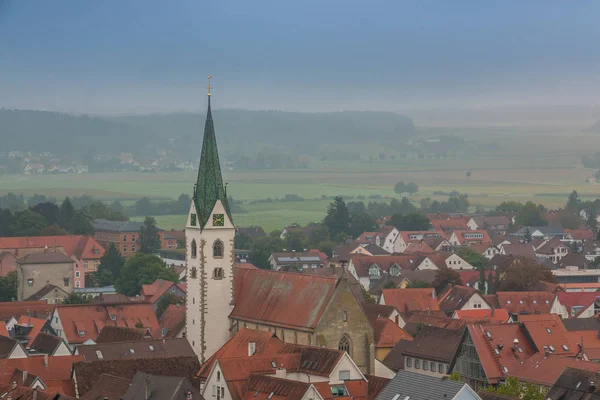 Πανοραμική άποψη από ένα μικρό χωριό της χώρας με την εκκλησία — Φωτογραφία Αρχείου