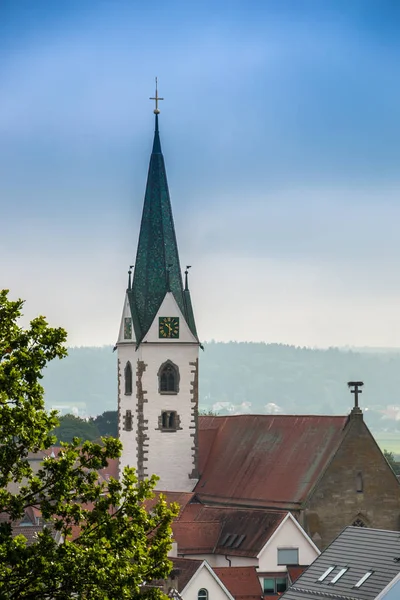 La iglesia y un árbol y el cielo azul —  Fotos de Stock