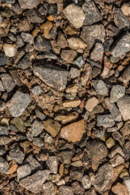 Küçük taşlardan oluşan yalnız yol