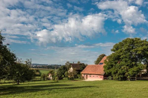 Çiftlikler, yeşil alanları, yeşil çayırlar ve ağaçlar