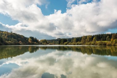 Su ve orman çevresinde yansımaları ile yalnız Gölü ve
