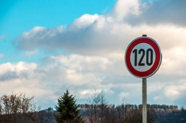 Saatte 120 kilometre yani trafik işaretleri