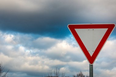Trafik işaretleri, yol vermek zorunda anlamına gelir