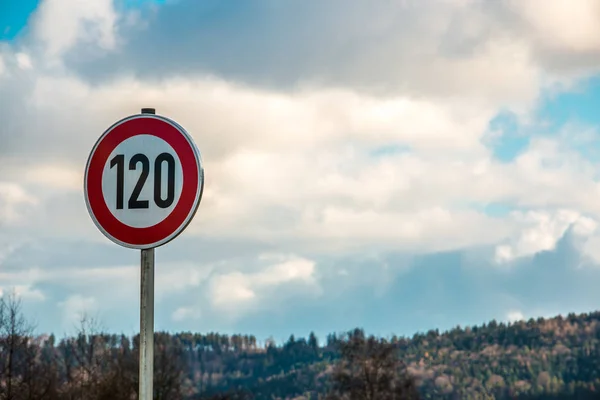 Saatte 120 kilometre yani trafik işaretleri