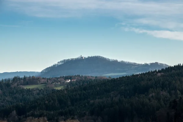 Pequena aldeia, campos e florestas e uma igreja na colina — Fotografia de Stock