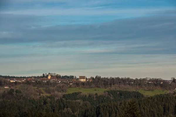 Un villaggio con campi, prati e avvisi — Foto Stock