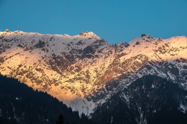 Kar üstünde dağlar