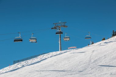 Ski lift ve dağlarda kar