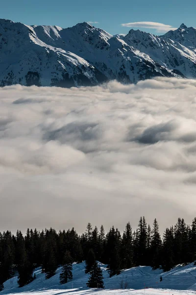 Dağlar ve sis vadide tepesinde kar