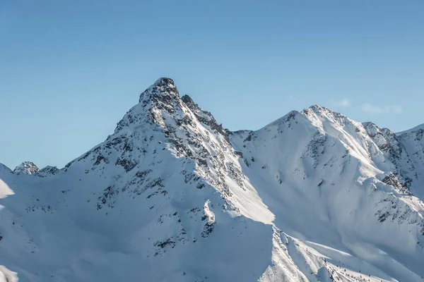 Kar üstünde dağlar