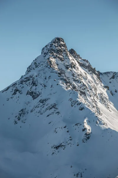 Neve no topo das montanhas — Fotografia de Stock