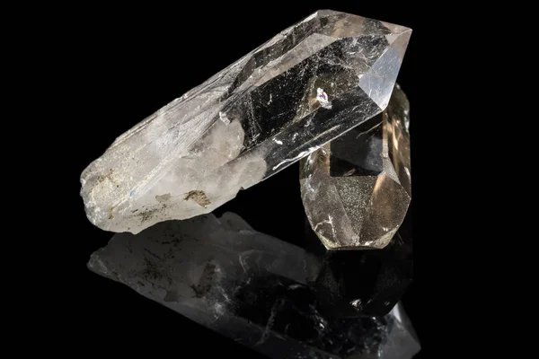 Kristaller ve siyah arka plan parlayan