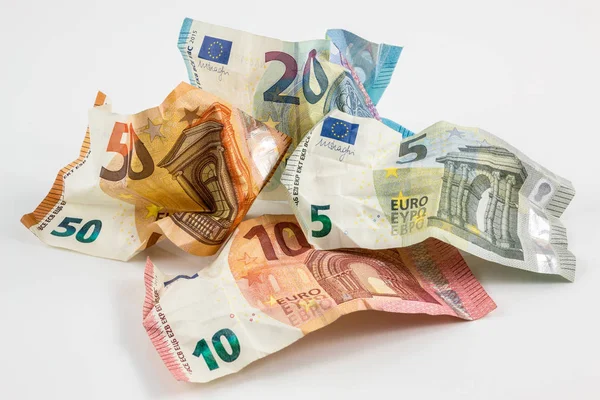 Банкноты евро и белый фон — стоковое фото