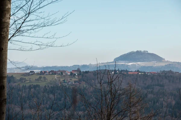 Pola, wzgórza, lasy i cywilizacja w Niemczech — Zdjęcie stockowe